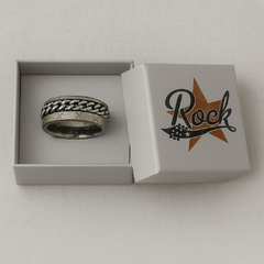 ANILLO CON RELIEVE Y NÚEROS ROMANOS