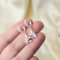 ARGOLLA DE ACERO BLANCO MICROPAVE C/DIJE DE HOJITAS