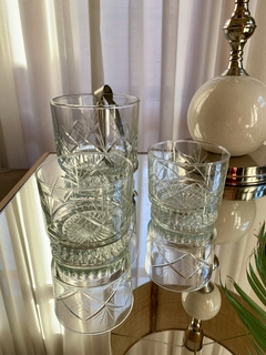 Hielera y 2 vasos de whisky tallados