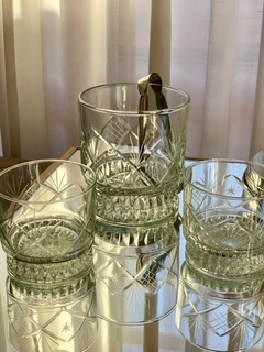 Hielera y 2 vasos de whisky tallados en internet