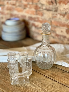 Botellón de vidrio prensado y vasitos