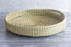 Imagen de Bandeja Circular Artesanal de Fibras Naturales - Paja y Palma - Hecha a Mano