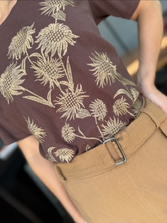 T-Shirt Bordada Flor Dourada na internet