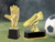 Troféus dourados representando uma luva de goleiro e uma chuteira, em base preta, ideal para competições de futebol.