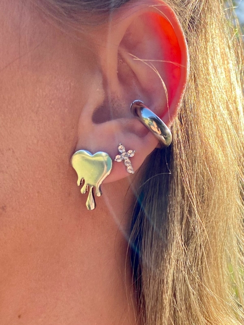 Brinco mini crucifixo