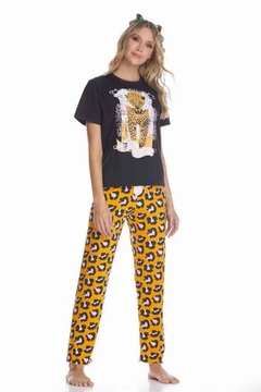 Conjunto pantalón savage amarillo animal print negro camisa negra