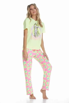 Conjunto pantalón rosado animal print amarillo camisa amarilla neón Savage