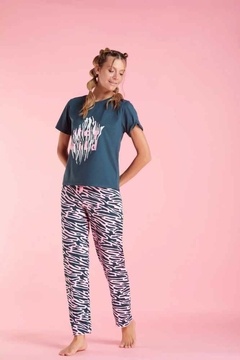 Conjunto pantalón verde cebra rosa camisa manga verde estampada