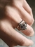 Anillo Amuleto Nudo de Bruja con Zirconia Cúbica Violeta