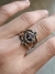 Anillo Amuleto Nudo de Bruja con Zirconia Cúbica Negra