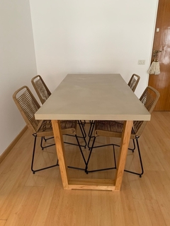 Imagen de juego mesa base madera Petiribi + tapa microcemento + sillas Amsterdam 25% de descuento en efectivo