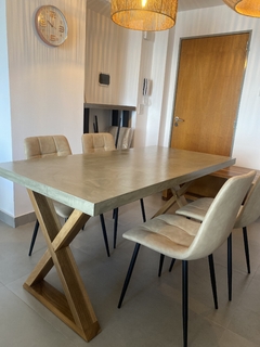 Mesa modelo Gaia, base madera maciza Petiribi y tapa microcemento. 25% descuento en efectivo. - comprar online