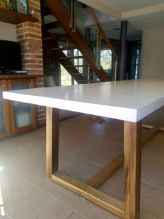 Imagen de Mesa base madera maciza + tapa microcemento modelo Almendra, 25% OFF en efectivo!