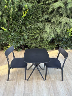 Combo Mesa 60x60 + 4 sillas Milo en Polipropileno y fibra de vidrio. 20%OFF en efectivo - Maderas Design