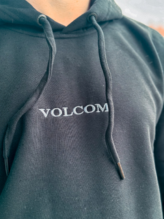 CANGURU MOL FC SIGNATURE PRETO ( VLBL02006502 ) VOLCOM - comprar online