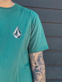 CAM SILK ICONIC VERDE ( VLTS01034705 ) VOLCOM na internet