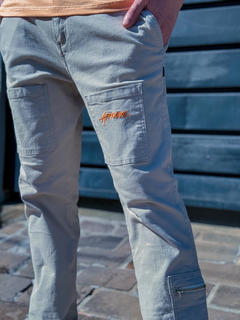 CALCA SARJA CARGO FLYING HIGH BEAR BEGE ( 6388 ) APPROVE - comprar online