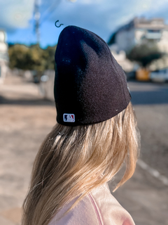 GORRO BEANIE INSTITUTIONAL STYLE CHIWHI PRETO UNICO ( MBI25HEA004 ) NEW ERA - comprar online