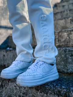 CALCA MOLETOM RETA APPROVE IN RELIEF OFF WHITE ( 7106 ) APPROVE na internet