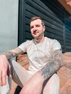 CAMISETA ROOTED NATURE NE OFF WHITE ( NEV24TSH025C ) NEW ERA