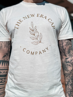 CAMISETA ROOTED NATURE NE OFF WHITE ( NEV24TSH025C ) NEW ERA - comprar online