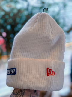 GORRO WINTER SPORTS BRANDED WHI BRANCO UNICO ( NEI24HEA018C001 ) NEW ERA