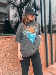 CAMISETA ESPECIAL VINTAGE FEM CHUMBO ( HYTS03015009 ) HURLEY YC na internet
