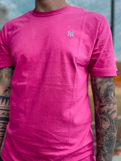 CAMISETA MINI BORDADO NEYYAN ROSA ( MBPERTSH011C009 ) NEW ERA na internet