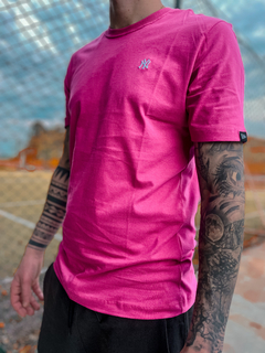 CAMISETA MINI BORDADO NEYYAN ROSA ( MBPERTSH011C009 ) NEW ERA - comprar online