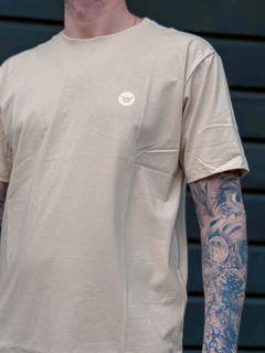 CAM SILK MC LOGO CLASSIC AREIA ( HLTS01054821 ) HANG LOOSE - comprar online