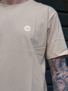 CAM SILK MC LOGO CLASSIC AREIA ( HLTS01054821 ) HANG LOOSE na internet