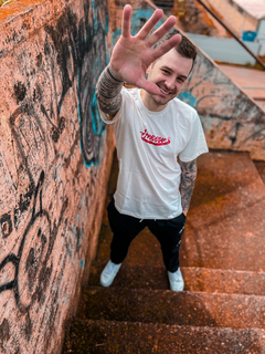 CAMISETA BOLD SPARE OFF WHITE C/ VERMELHO ( 6655 ) APPROVE