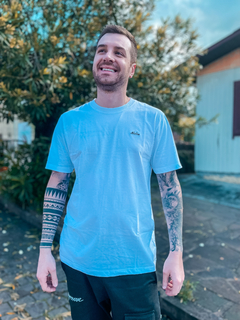 CAMISETA CORE NE BRANCO ( NEV24TSH006C ) NEW ERA