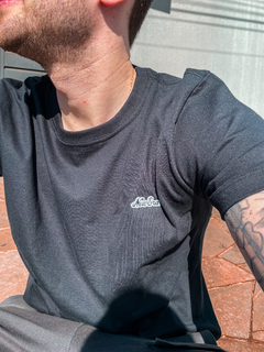 CAMISETA CORE NE PRETO ( NEV24TSH006C ) NEW ERA na internet