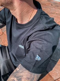 CAMISETA CORE NE PRETO ( NEV24TSH006C ) NEW ERA - comprar online
