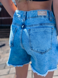 SHORTS JEANS CLARO DESTROYED ( 40974 ) TRI CATS na internet