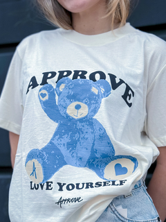 CAMISETA BOLD APPROVE HI BEAR OFF WHITE C / AZUL ( 5392 ) APPROVE na internet