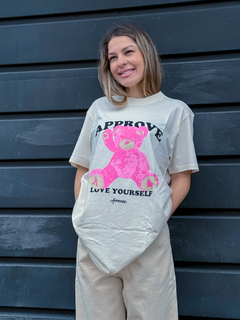 CAMISETA BOLD APPROVE HI BEAR OFF WHITE C / ROSA ( 5392 ) APPROVE - comprar online