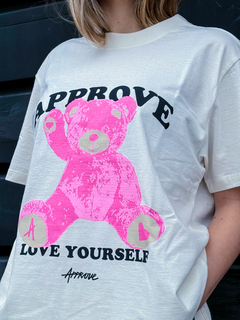 CAMISETA BOLD APPROVE HI BEAR OFF WHITE C / ROSA ( 5392 ) APPROVE na internet