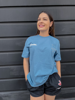 CAMISETA BOLD AP SUMMER AZUL CLARO ( 6480 ) APPROVE