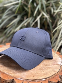 BONE 940 SN CORE MINI LOGO NEYYAN NVY MARINHO UNICO ( MBI18BON174 ) NEW ERA