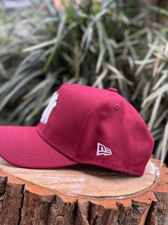 BONE 940 AF SN NEYYAN CAR VERMELHO ESCURO UNICO ( MBI122BON121 ) NEW ERA na internet