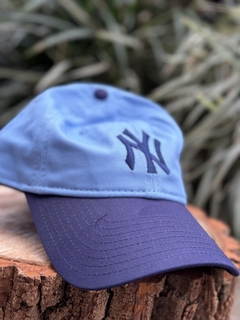 BONE 920 ST CORE NEYYAN SKY AZUL UNICO ( MBI24BON038 ) NEW ERA