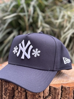 BONE 940 AF SN WINTER SPORTS NEYYAN NVY MARINHO UNICO ( MBI24BON115 ) NEW ERA