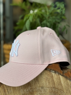 BONE 940 SN PINK ON WHITE NEYYAN ROSA UNICO ( MBV23BON095 ) NEW ERA