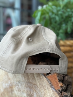 BONE 940 AF SN NEYYAN CAM KAKI UNICO ( MBV24BON096 ) NEW ERA na internet