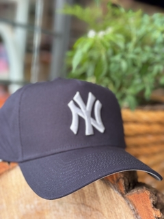 BONE 940 AF NY NEYYAN NVY MARINHO UNICO ( MBV24BON100 ) NEW ERA - comprar online