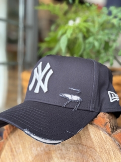 BONE 940 AF ST DESTROYED NEYYAN NY MARINHO UNICO ( MBV24BON102 ) NEW ERA