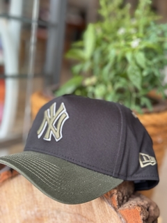 BONE 940 AF ALL CORE BLACK OLIVE NEYYAN PRETO UNICO ( MBV25BON101 ) NEW ERA