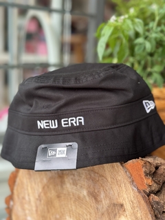 BUCKET CORE SCRIPT NEW ERA BLK PRETO UNICO ( NEV21HEA001 ) NEW ERA